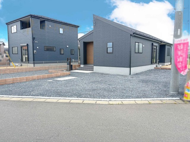 第1常総市収納谷　新築戸建て　3号棟の駐車場|カースペースは4台完備。ゲスト用のスペースも確保できますね♪
