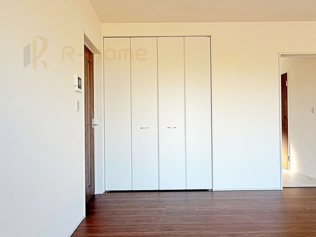第1常総市収納谷　新築戸建て　3号棟の収納|掃除道具などの収納に便利なリビング収納♪共有スペースの収納はあると便利です！