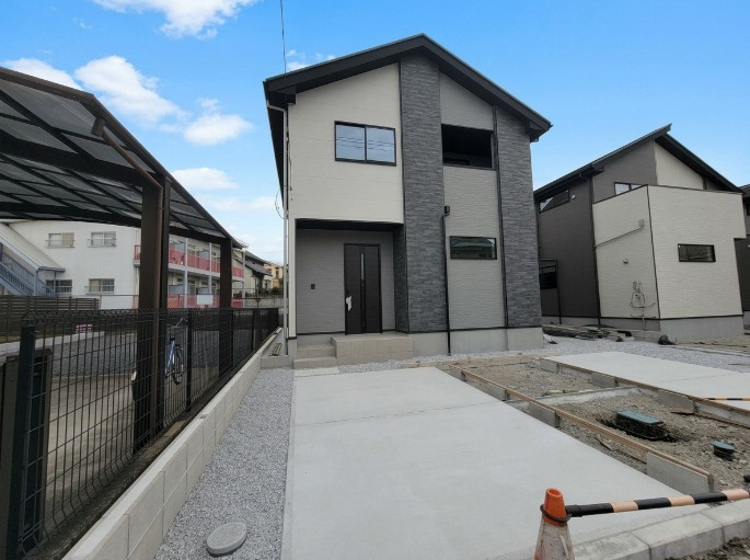 【LIGARE】宇都宮市石井町 第6期 全3棟の外観|〇1号棟　只今建築中〇
石井小学校徒歩13分、陽東中学校徒歩5分、児童公園もすぐ近くの距離♪スーパー、ドラックストア、コンビニも徒歩圏内の便利な住環境です。
※2026年10月撮影