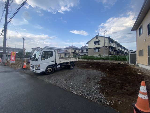 【LIGARE】宇都宮市石井町 第6期 全3棟の前面道路含む現地写真|〇只今建通り抜け車両が少なく、驚くほど静かな住環境。
小さなお子様やペットのいるご家庭も、家の前での飛び出し不安が少なく、落ち着いた毎日を過ごせます☆築中〇

※2026年6月撮影