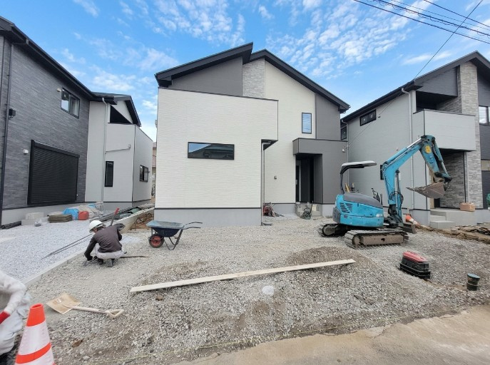 【LIGARE】宇都宮市石井町 第6期 全3棟の前面道路含む現地写真|〇2号棟　只今建築中〇
通り抜け車両が少なく、驚くほど静かな住環境。
小さなお子様やペットのいるご家庭も、家の前での飛び出し不安が少なく、落ち着いた毎日を過ごせます☆
※2026年10月撮影