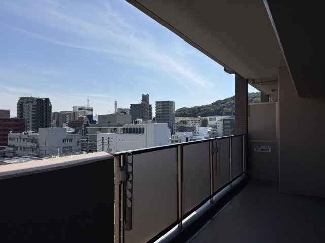 クレアガーデン東雲テラスの展望|15階建の5階部分に位置し、南向きのバルコニーからは遮るもののない広い空を仰げます。