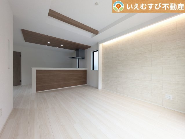 GRAFARE　鴻巣市吹上本町3期の居間・リビング|開放感と家族との距離感にこだわったＬＤＫ
開放的な折り上げ天井のリビングで家族みんなでくつろげそうですね♪