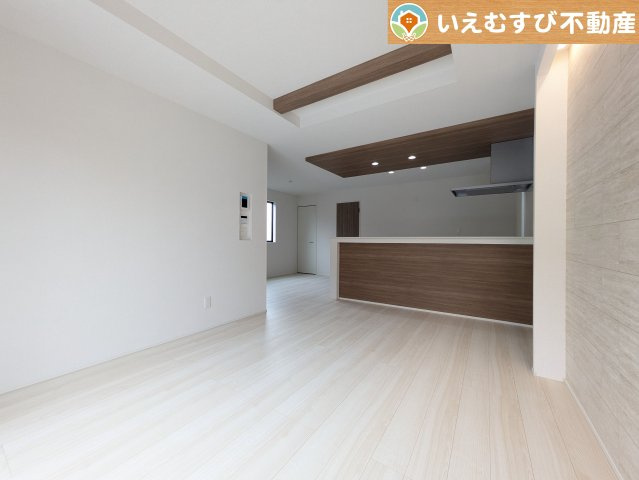 GRAFARE　鴻巣市吹上本町3期の居間・リビング|白を基調にした清潔感溢れる印象のリビングダイニング
白基調なので明るく、広く感じます。どんな家具も合わせやすそうですね！