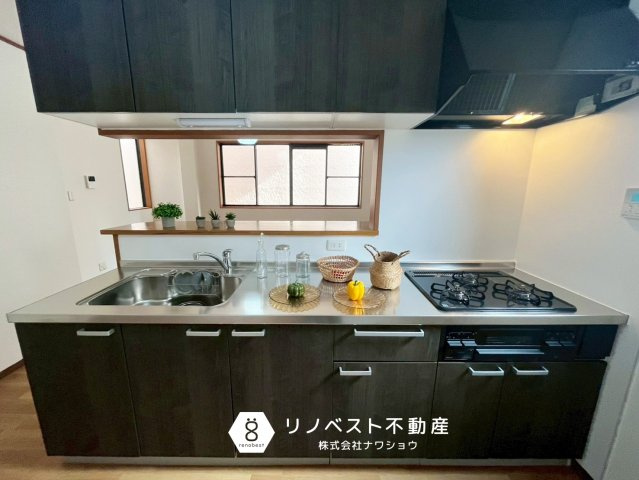 東大阪市末広町のキッチン|収納豊富なシステムキッチン♪
3口コンロ+グリル付きで料理のレパートリーも増えますね♪
ブラックのデザインがシックでおしゃれ◎