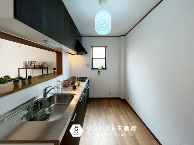 東大阪市末広町のキッチン|換気窓としても便利な小窓付き◎
煙が出やすい料理でも、空気がこもらず安心◎
