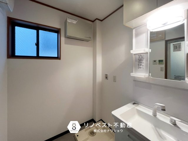 東大阪市末広町の洗面所|室内洗濯機置き場完備◎
小窓も付いており、入浴後の湿気が溜まりにくくカビ対策もバッチリ♪