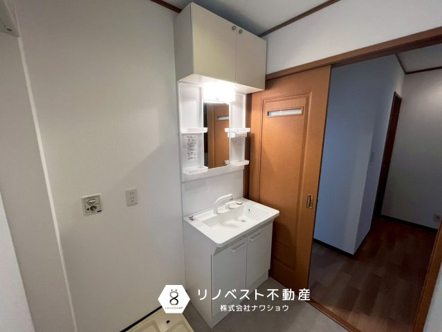 東大阪市末広町の脱衣所|独立洗面台付き◎
洗面台上部には収納もあり、日用品やタオルの収納などに便利♪