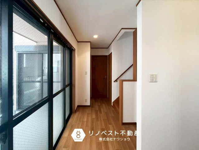 東大阪市末広町の玄関|開放的な玄関廊下。
大きな掃き出し窓の向こう側には庭がございます◎