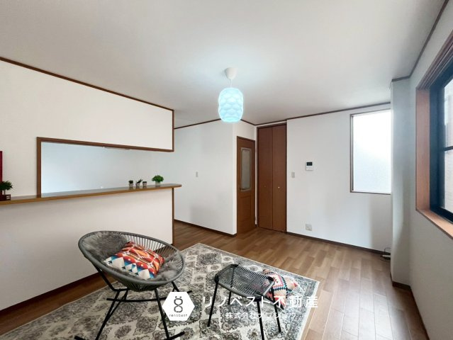 東大阪市末広町の居間・リビング|約13帖のLDK(2階)
キッチンからダイニングスペースまでの距離が近く、配膳の導線もスムーズ◎