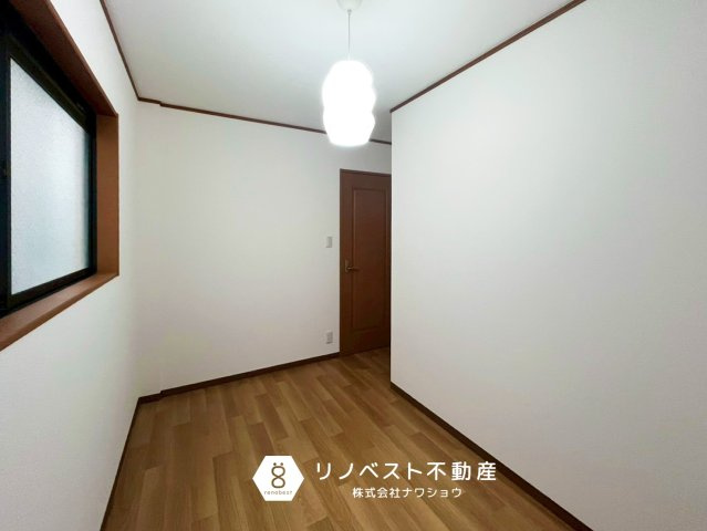 東大阪市末広町の洋室|約4.5帖の洋室(1階)
居室としてはもちろん、納戸として荷物置きとしてもご利用いただけます♪