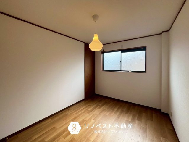 東大阪市末広町の洋室|約6帖の洋室(3階)
オシャレな照明器具が魅力で、汎用性の高い形状のお部屋です◎