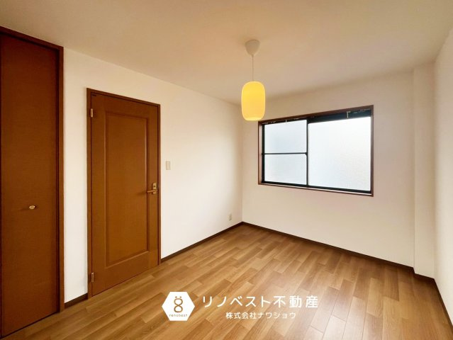 東大阪市末広町の洋室|約6帖の洋室(3階)
バルコニーに面しており、南北方向の2面採光で陽当たり良好♪