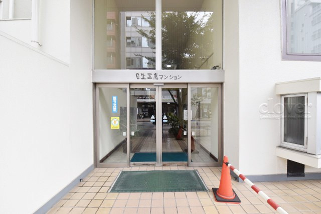 【エントランス】 | 日生三鷹マンション | マンションの正面エントランス。出入りする人間を癒してくれるマンション入り口であり、その建物の「顔」でもあります。～即日のご見学可能～　お問合せはお気軽にどうぞ。
