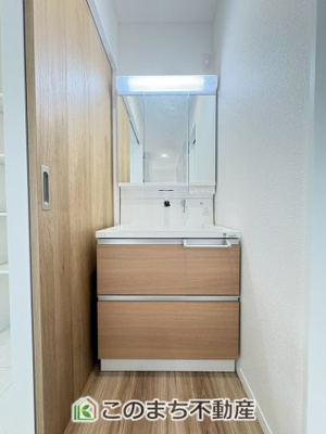 【洗面所】 | クライン古河市雷電町第2期　 | 同社施工例※クロスや建具その他仕様が異なる場合がございます　伸びるホースのシャワー洗面台で朝の身支度や洗面台のお掃除もラクラク♪タオルの収納に便利な収納棚もございます☆