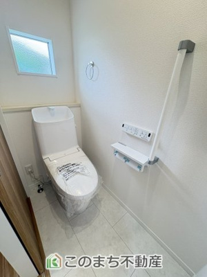 【トイレ】 | クライン古河市雷電町第2期　 | 同社施工例※クロスや建具その他仕様が異なる場合がございます　清潔感のあるシャワートイレ☆窓が有り換気もラクラク行えます☆
