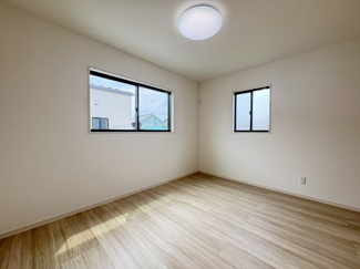 【洋室】 | クライン古河市雷電町第2期　 | 同社施工例※クロスや建具その他仕様が異なる場合がございます　窓が多く明るい室内が好印象☆