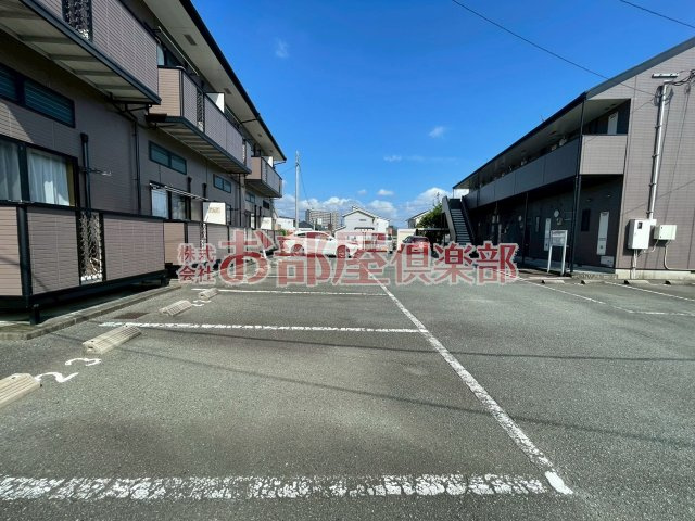 ストーンヒルズCの駐車場|駐車スペースもあります