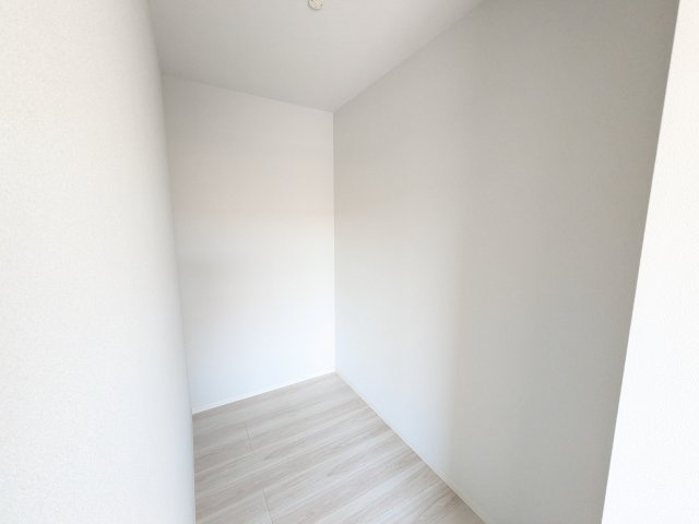 取手市青柳　5期　新築戸建ての収納|大容量のウォークインクローゼット。衣類はもちろん、スーツケースや季節の家電もまとめて収納でき、居室空間をすっきりと保ちます。
