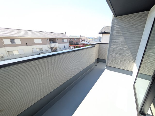 取手市青柳　5期　新築戸建てのバルコニー|洗濯物も布団もまとめて干せるワイド設計。
広々としたワイドバルコニーで、家事の効率が上がり、日々の暮らしが快適になります。
