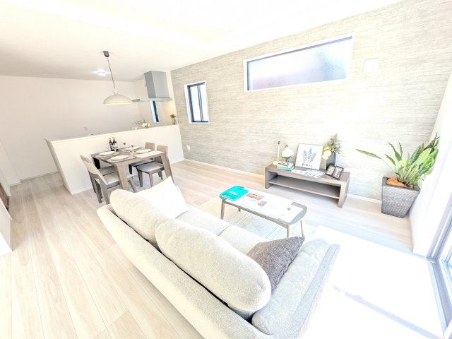 取手市青柳　5期　新築戸建ての居間・リビング|居心地の良いデザインと機能性を両立。ご友人を招いたり、趣味を楽しんだり、様々なシーンで活躍する団らんの中心地です。