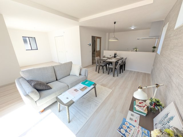 取手市青柳　5期　新築戸建ての居間・リビング|家族の会話が自然と弾む、広々としたゆとりのLDK。南向きの窓からたっぷりの光が射し込む明るく快適な空間です。