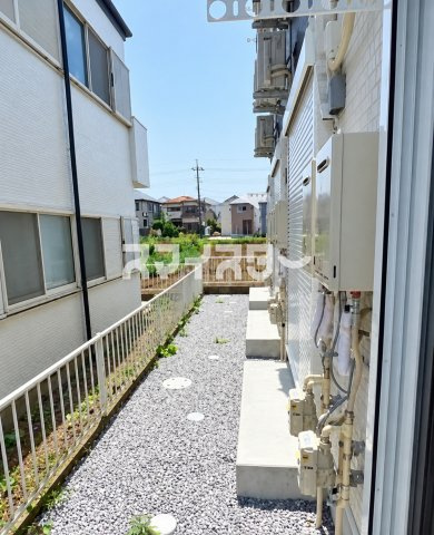 柏市高柳のアパートの庭