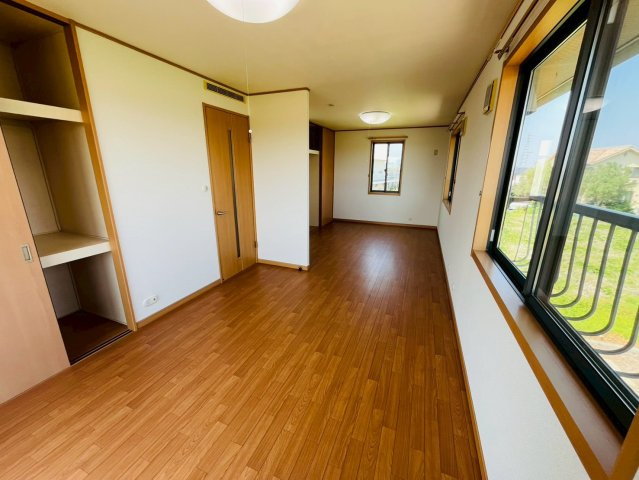 栃木市藤岡町甲 リフォーム物件　の洋室|〇洋室　12帖〇
広々12帖！2階洋室、明るいお部屋です（＾＾）
2026年5月撮影