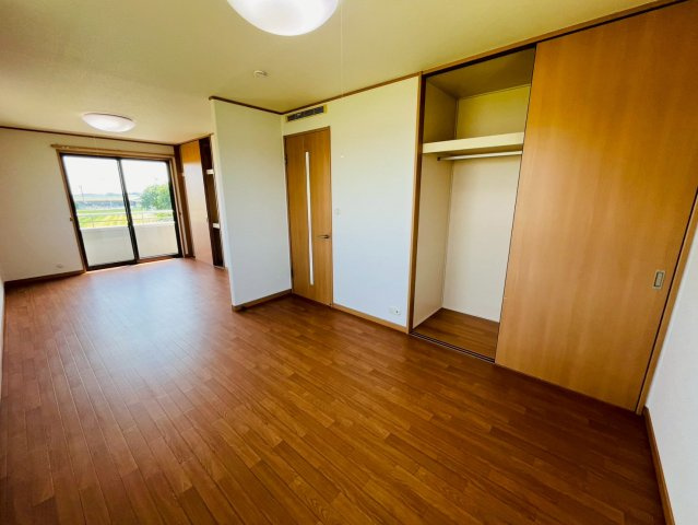 栃木市藤岡町甲 リフォーム物件　の洋室|〇洋室　12帖〇
大きな窓で２階居室にもしっかりと陽ざしが届いて明るい室内♪バルコニーにつながるお部屋です（＾＾）
2026年5月撮影