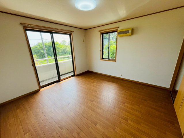 栃木市藤岡町甲 リフォーム物件　の洋室|〇洋室　8帖〇
窓から明るい日差しが差し込みます！
2026年5月撮影