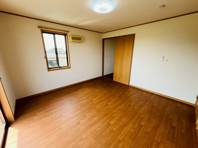栃木市藤岡町甲 リフォーム物件　の洋室|〇洋室　8帖〇
バルコニー面するウォークインクローゼット付きのお部屋。たっぷりの収納スペースで住空間もスッキリ広々します♪
2026年5月撮影