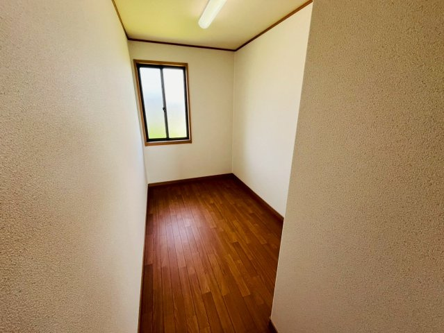 栃木市藤岡町甲 リフォーム物件　の収納|〇ウォークインクローゼット〇
広々ウォークインクローゼットには小窓が付いているので、こもりがちな空間もしっかり換気できます♪
2026年5月撮影