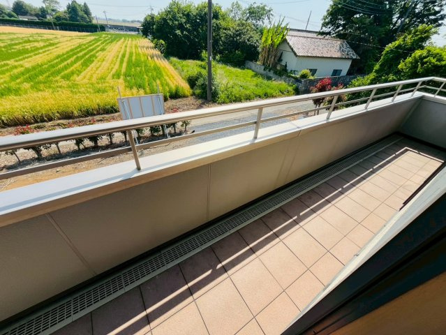 栃木市藤岡町甲 リフォーム物件　のバルコニー|〇バルコニー〇
広々バルコニー！２居室から出入りできるので、お布団を干す際にもとても便利です♪
2026年5月撮影