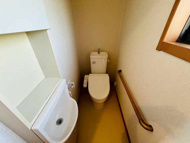 栃木市藤岡町甲 リフォーム物件　のトイレ|〇トイレ〇
新品交換済み、手摺り・手洗い場付き♪温水洗浄便座です。
2026年5月撮影