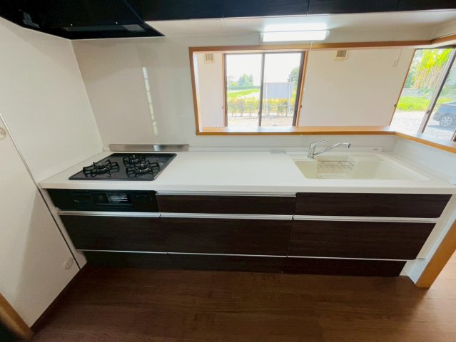 栃木市藤岡町甲 リフォーム物件　のキッチン|〇キッチン〇
リフォーム済みシステムキッチン♪勝手口があるので、買い物帰りやゴミ出しの際に便利です！
2026年5月撮影