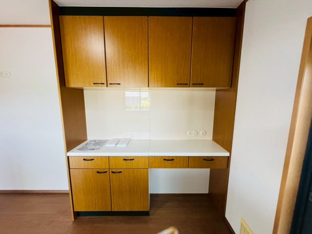 栃木市藤岡町甲 リフォーム物件　のキッチン|〇キッチン〇
収納力豊富なカップボード付き♪家電やゴミ箱を綺麗に収納し、キッチンの作業スペースもしっかり確保されます（＾＾）
2026年5月撮影