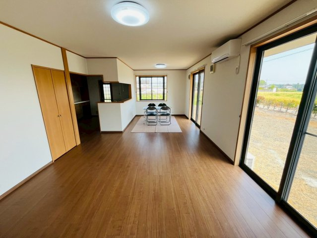 栃木市藤岡町甲 リフォーム物件　の居間・リビング|〇リビング〇
落ち着きのある木目調のリビング。南面に窓がございますので太陽の光を反射し、室内を明るく保つことができます（＾＾）
2026年5月撮影
