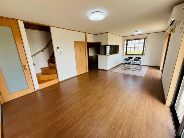 栃木市藤岡町甲 リフォーム物件　の居間・リビング|〇リビング〇
広々19.5帖の大空間！リビング階段で「おはよう」から「おやすみ」まで、自然と家族のコミュニケーションが生まれる間取りです♪
2026年5月撮影