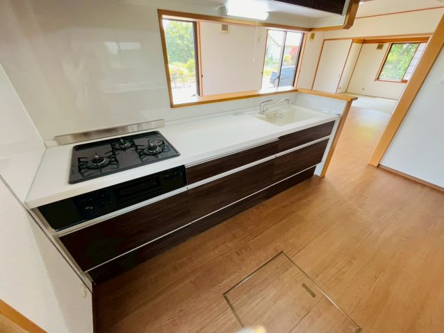 栃木市藤岡町甲 リフォーム物件　のキッチン|〇キッチン〇
収納豊富なキッチン♪大容量スライド収納で食器や保存食などを保管しておくことができます（＾＾）三口コンロでお料理の準備も捗ります♪
2026年5月撮影