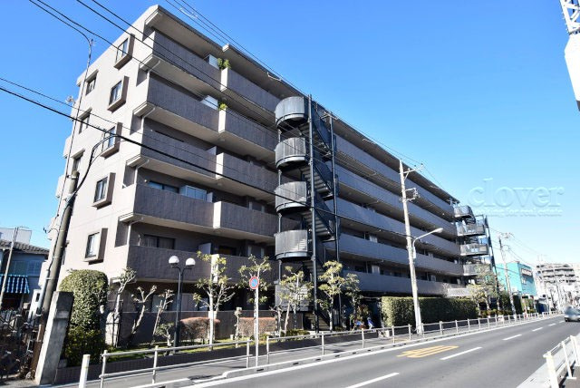 【外観】 | アドリーム蓮根 | 手入れの行き届いた外壁やエントランスなど、「見ればわかる」レベルで清潔感を保ったマンションです。築年数を感じさせない姿で皆様をお出迎えします。～即日のご見学可能～　お問合せはお気軽にどうぞ。
