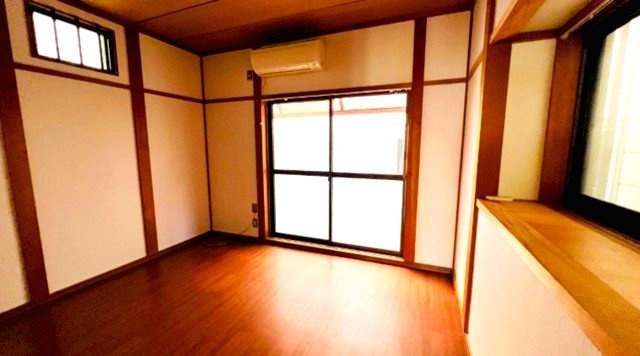 西代通3丁目の洋室|1階　6.3帖洋室
光が沢山取り込める大きな窓。2面採光なので、日差しを長時間受ける事が出来る暖かいお部屋です。
