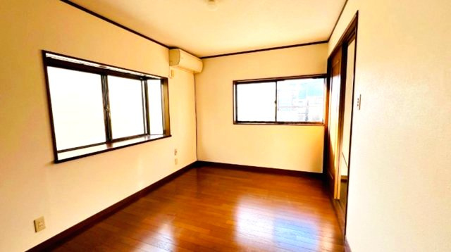 西代通3丁目の洋室|2階　7.6帖洋室　WIC付き
出窓分だけお部屋に奥行きが生まれています。
