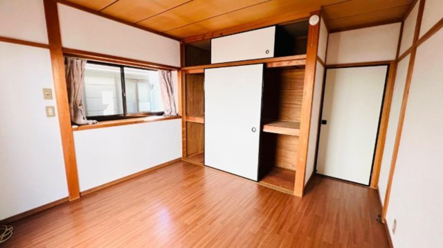 西代通3丁目の洋室|2階　5.8帖洋室
収納力の高さが魅力。お部屋にスペースを生まれます。引違い戸でデッドスペースなし
