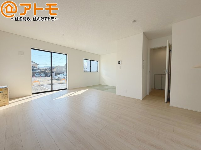 【居間・リビング】 | 清水区北矢部町第6　新築戸建　4号棟 | 日当たりのよいリビングは、一年を通してぽかぽかとしています。家族が自然と集まる空間になりそうですね♪