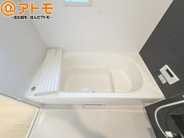 【浴室】 | 清水区北矢部町第6　新築戸建　3号棟 | お子様やお年寄りが使いやすいだけでなく、半身浴にも便利なベンチタイプの湯舟です。お湯の節約にも！