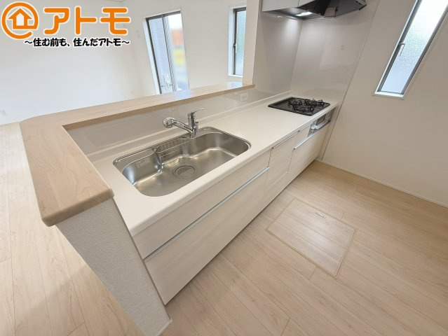 【キッチン】 | 清水区北矢部町第6　新築戸建　3号棟 | つなぎ目の少ないシステムキッチンは、隙間に溜まる汚れも少なく、サッと拭けてお掃除の手間も軽減♪