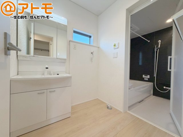 【独立洗面台】 | 清水区北矢部町第6　新築戸建　3号棟 | シャワータイプの洗面台は、洗濯物の土汚れなどの予洗いもしやすいため、お子様のいるご家庭でも大活躍！