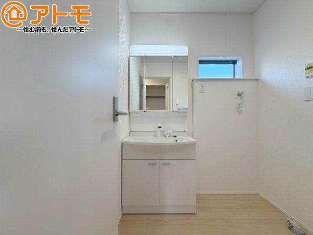 【独立洗面台】 | 清水区北矢部町第6　新築戸建　3号棟 | 三面鏡の中は収納になっているため、スッキリとした洗面台を保つことができます♪