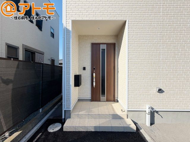 【玄関】 | 清水区北矢部町第6　新築戸建　2号棟 | 落ち着いた色合いの玄関はダブルロックで防犯性に優れた仕様になっています♪
