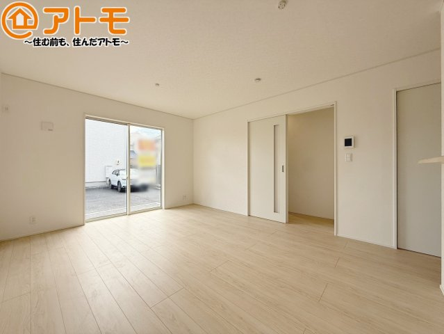 【居間・リビング】 | 清水区北矢部町第6　新築戸建　2号棟 | 日当たりのよいリビングは、一年を通してぽかぽかとしています。家族が自然と集まる空間になりそうですね♪
